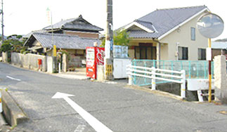 旧街道の河を越えて、なかの歯科・矯正歯科クリニックへ