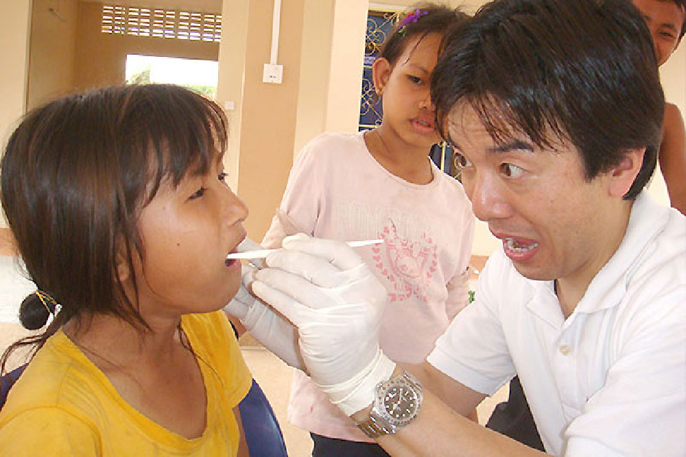 カンボジアの孤児院で歯科検診