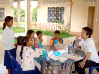 カンボジアで歯磨き指導