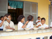カンボジアで子供達と一緒に食事