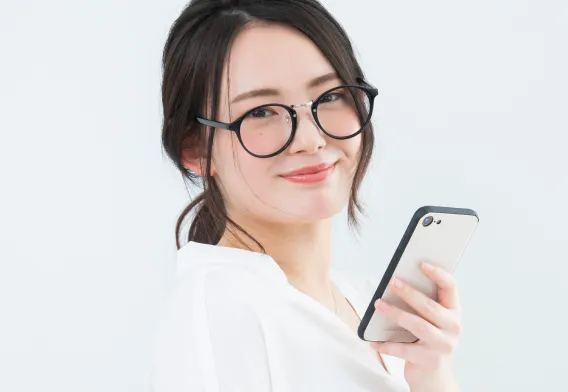スマホを持つ女性