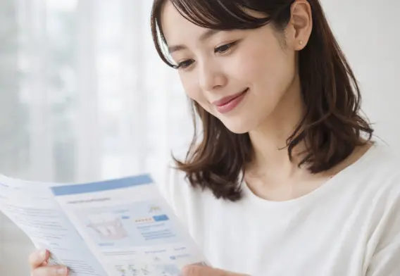 資料を読んでいる女性