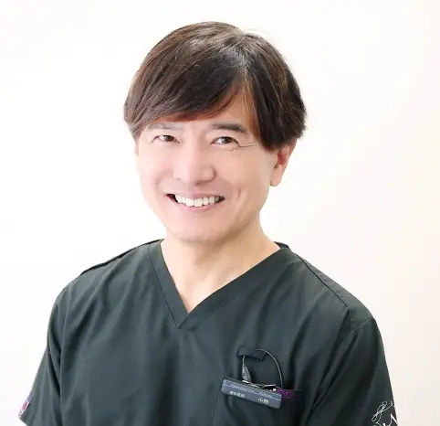 院長で歯科医師の「中野浩輔(なかのこうすけ)」