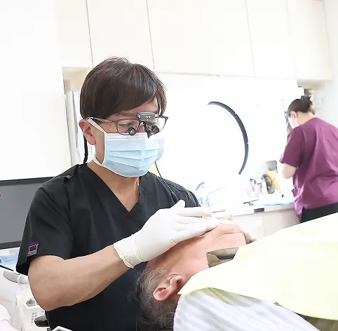 院長で歯科医師の「中野浩輔(なかのこうすけ)」