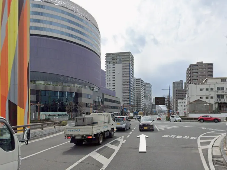 烏城みちを進み、桃太郎大通り/県道27号に入ります。