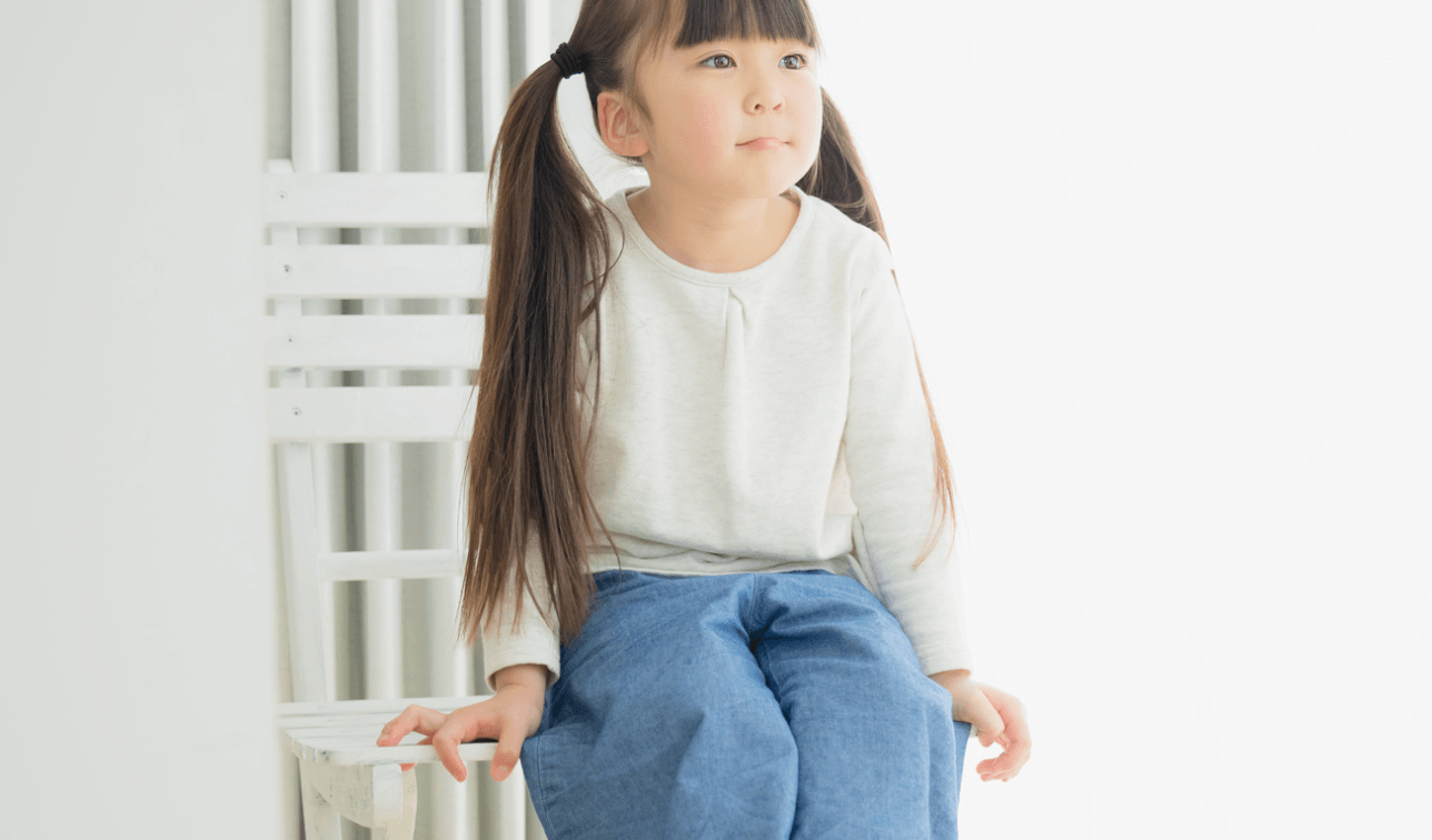 子供の正しい食事姿勢のイラスト