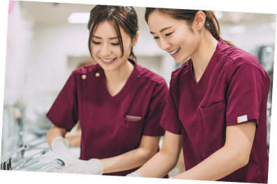 歯科治療の準備をしている歯科衛生士達