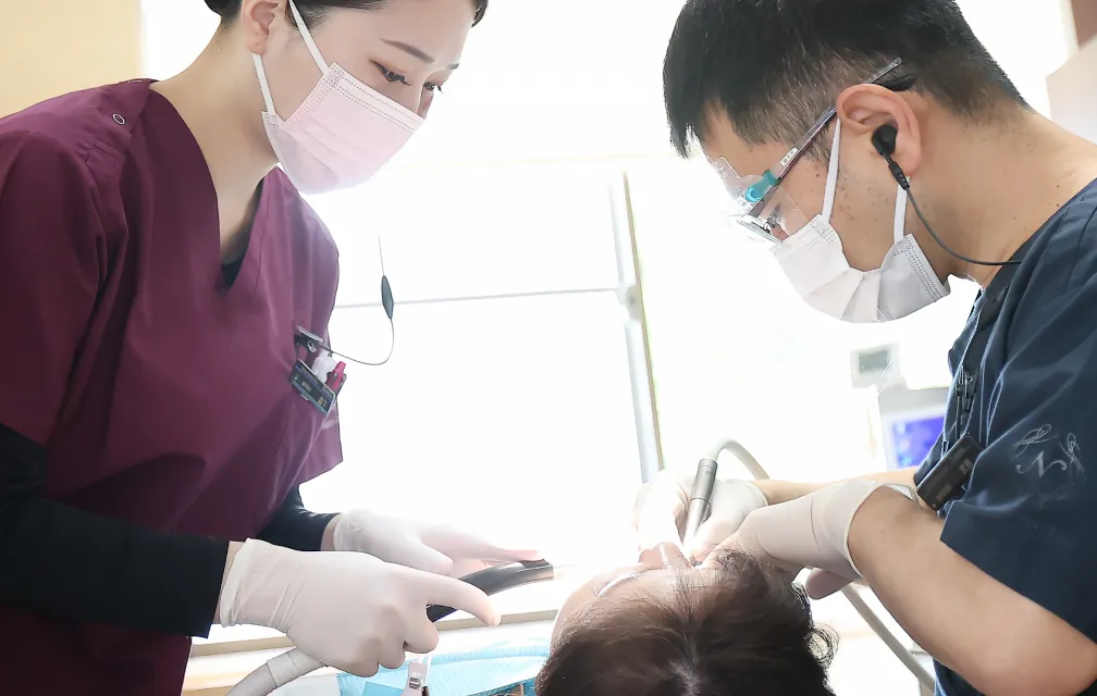 歯科医師と歯科衛生士による治療の様子