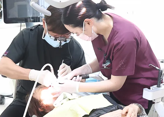 治療後の経過を確認する様子