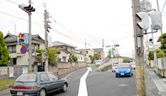 国道180号線を北西に約15分走ると厳井富山町交差点があります