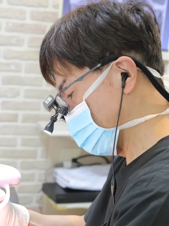 拡大鏡を使用する歯科医師